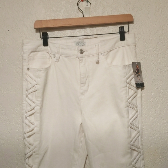Sofia by Sofia Vergara White Straight Leg Jeans with Geometric Side Patterns - Picture 1 of 3